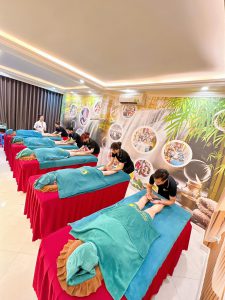 Các Thầy Cô tại Viện Đào Tạo Dưỡng Sinh Đông Y Tuấn Bẻm đang thực hiện động dài Massage Y Học Cổ Truyền