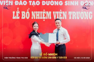 Hiệu Trường trường Cao Đẳng Y - Dược Cộng Đồng trao quyết định